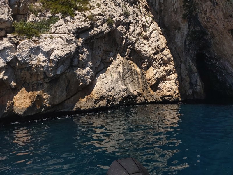 Les parois de la grotte plongent dans l'eau