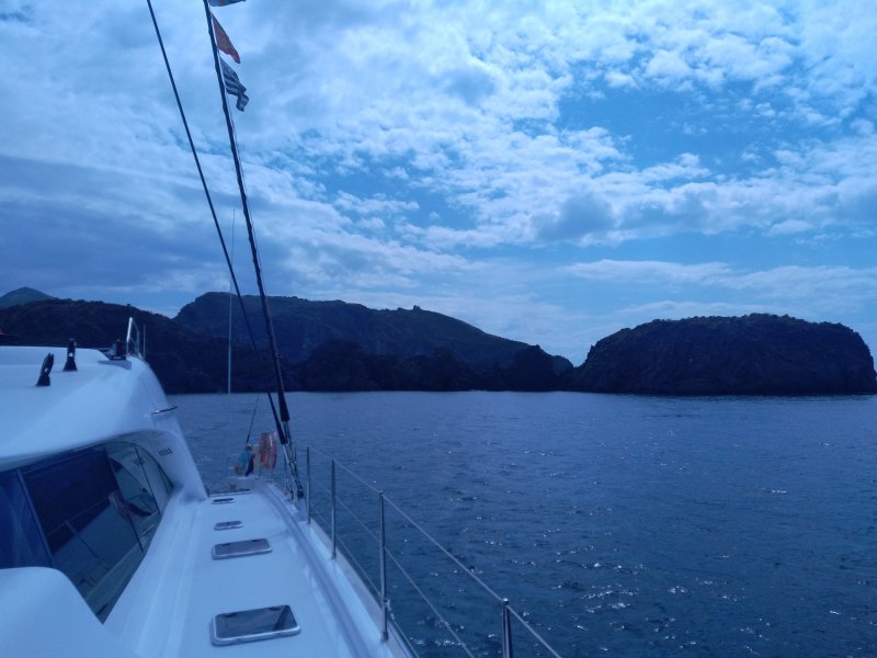 Approche des îles Éoliennes depuis le pont d'Ipharra, sous un ciel pommelé