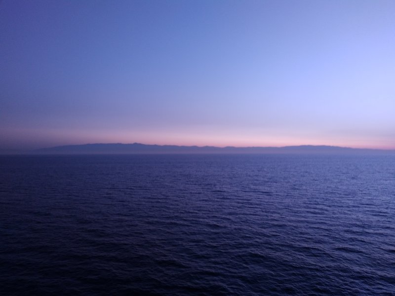 À l'aube, l'horizon rose sur la Méditerranée