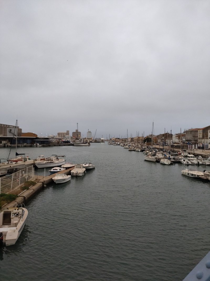 Stopover in Port-la-Nouvelle: the channel and its small boats, in the evening