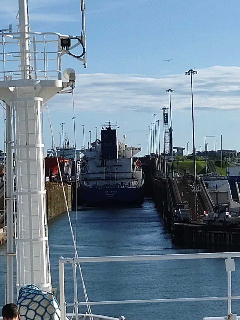 Dans une écluse, un autre navire tout près, le long du mur