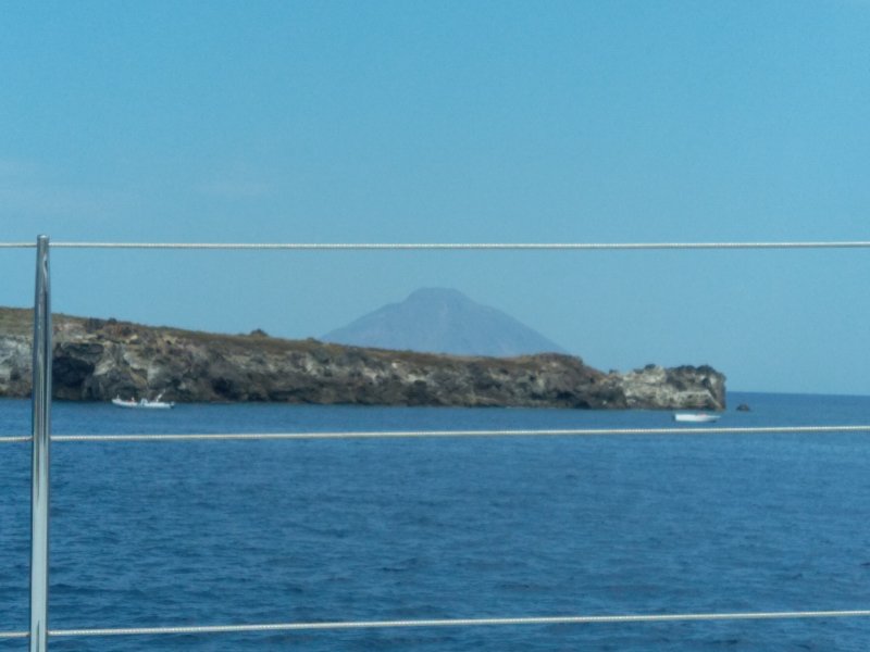 Panarea et ses maisons blanches, avec le Stromboli à l'horizon