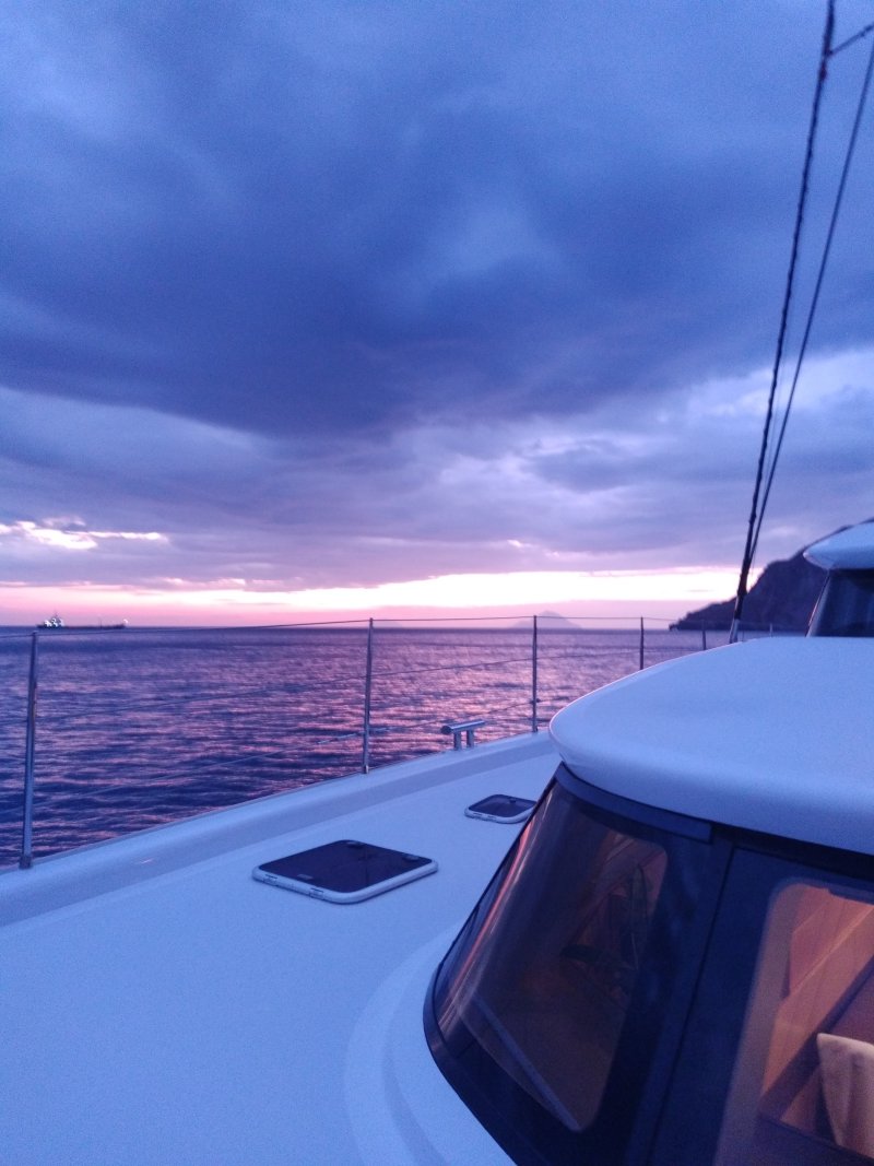Ciel violet au coucher du soleil, depuis l'avant du catamaran