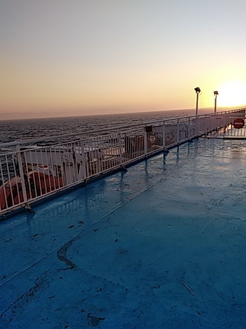 Lever de soleil sur le pont encore vide