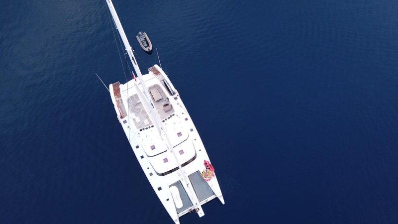 Vu du drone : Ipharra au mouillage sur une eau bleu profond