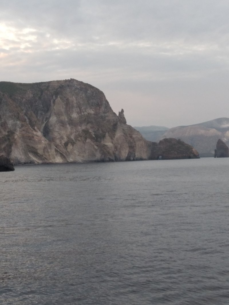Mer d'huile au pied des falaises, au petit matin