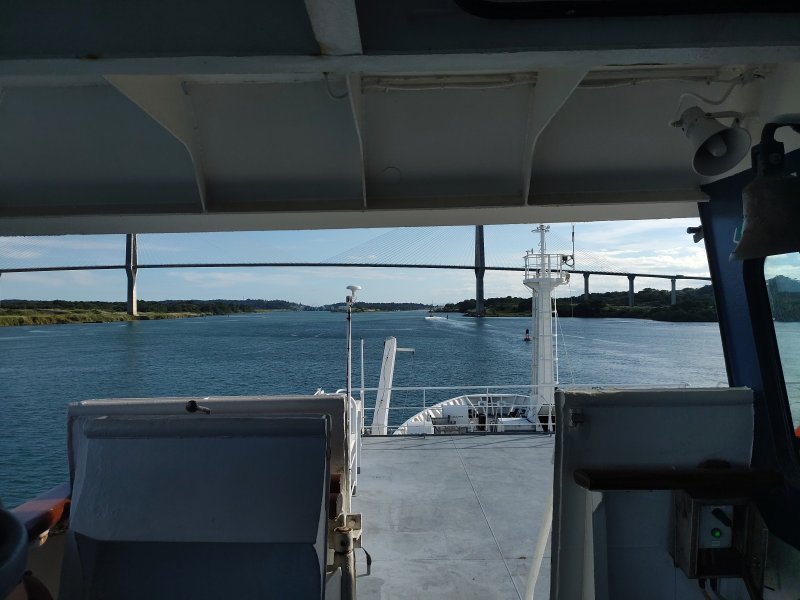 Passage sous un grand pont, à l'entrée du canal