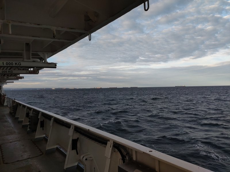 Au mouillage devant Colón, d'autres navires à l'horizon, au lever du jour