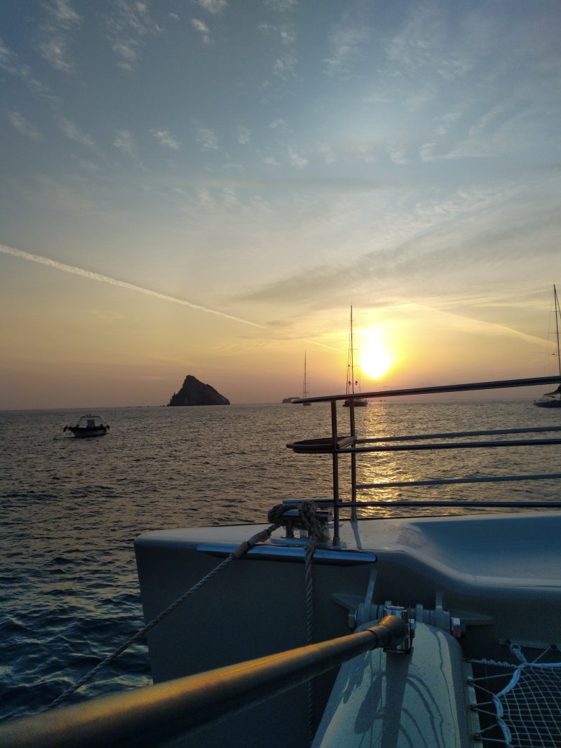 Lever de soleil sur les îlots et les bateaux au mouillage, depuis Ipharra