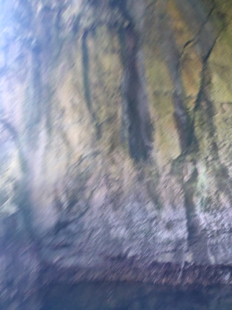 Dans la grotte, des reflets bleus sur la roche