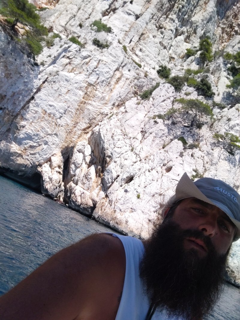 Bastien au pied des falaises, à bord d'O2 Mer