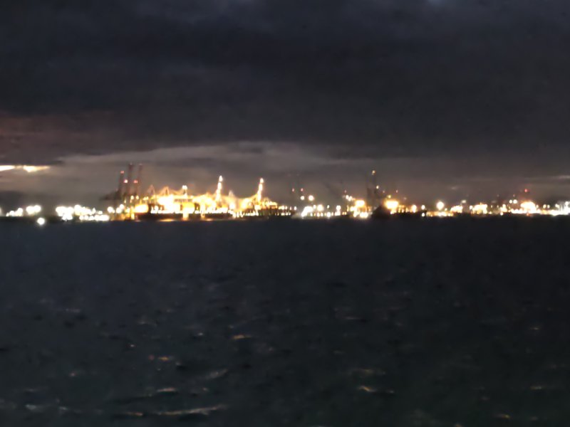 Les lumières du port avant l'aube